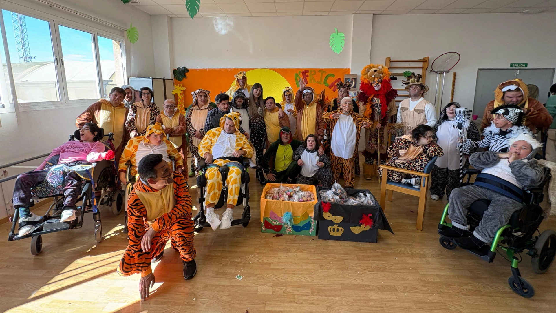 Grupo de personas con disfraces de animales en una sala.