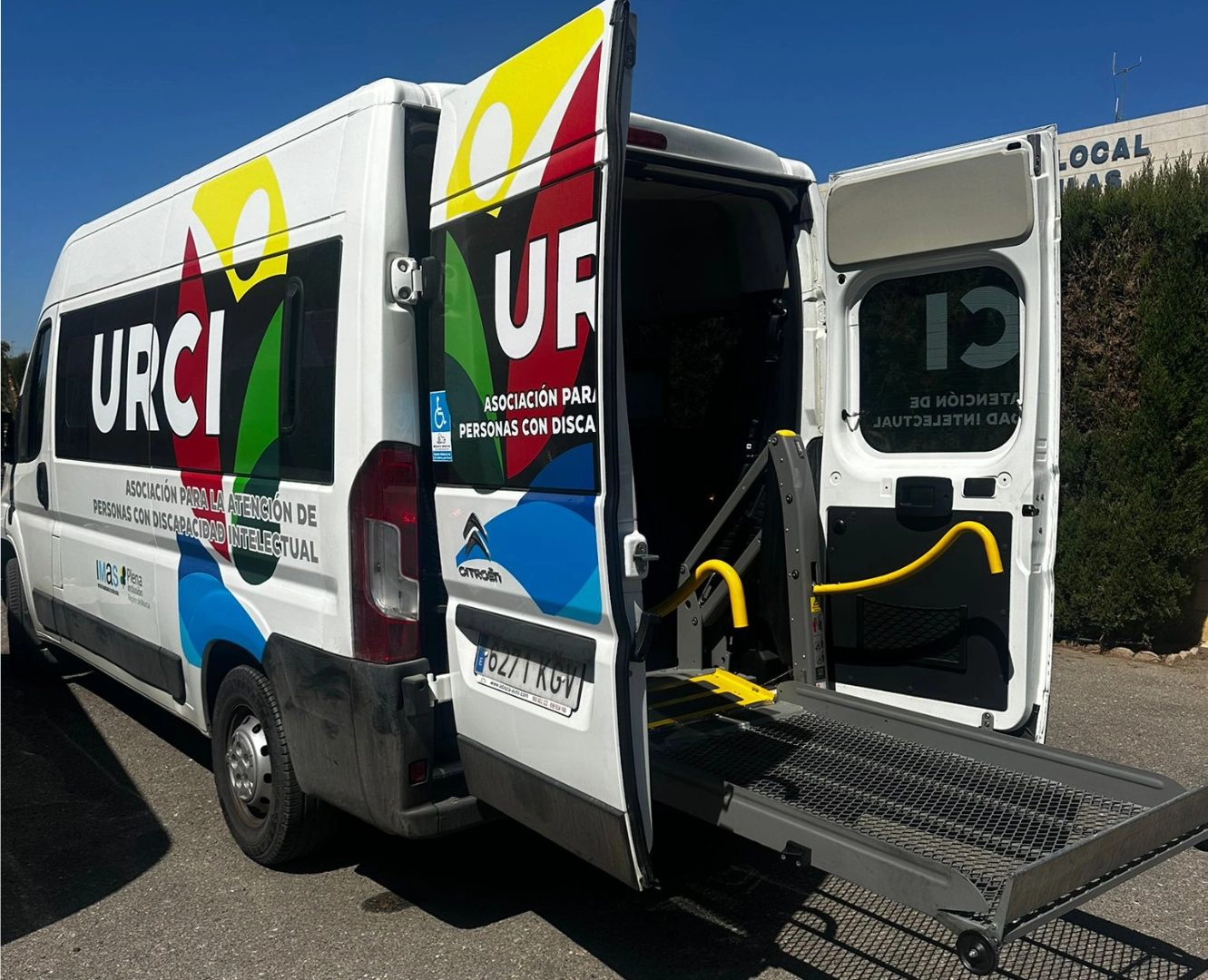 Vehículo accesible de URCI con rampa para el transporte de personas usuarias.