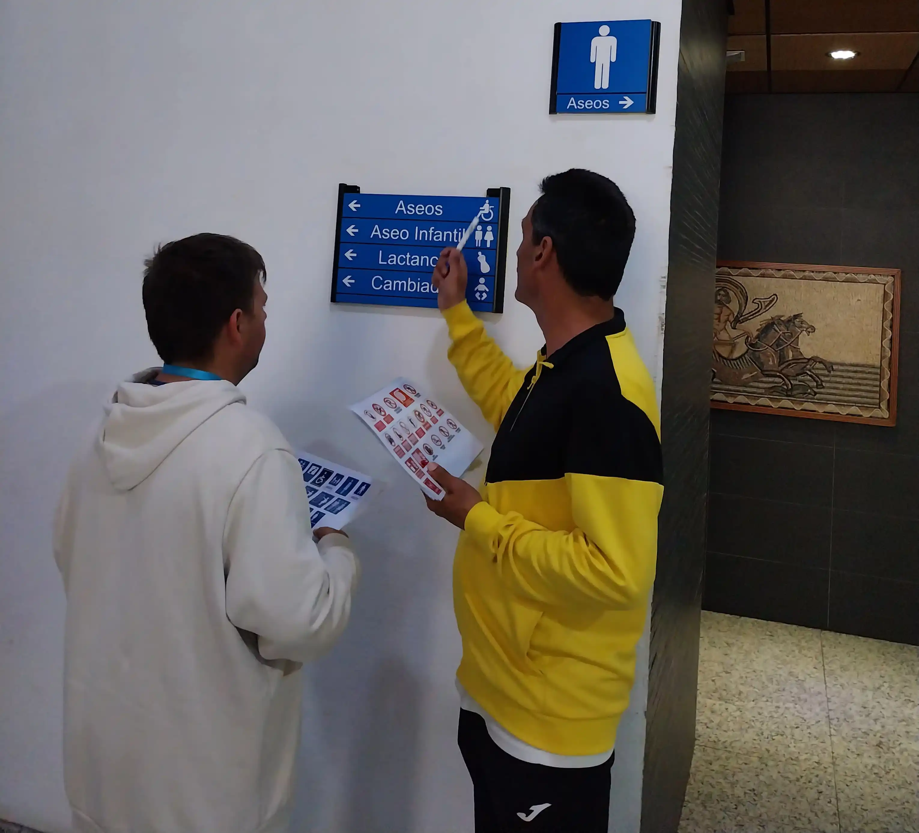Persona usuaria practica el cepillado de dientes con el apoyo de una profesional.