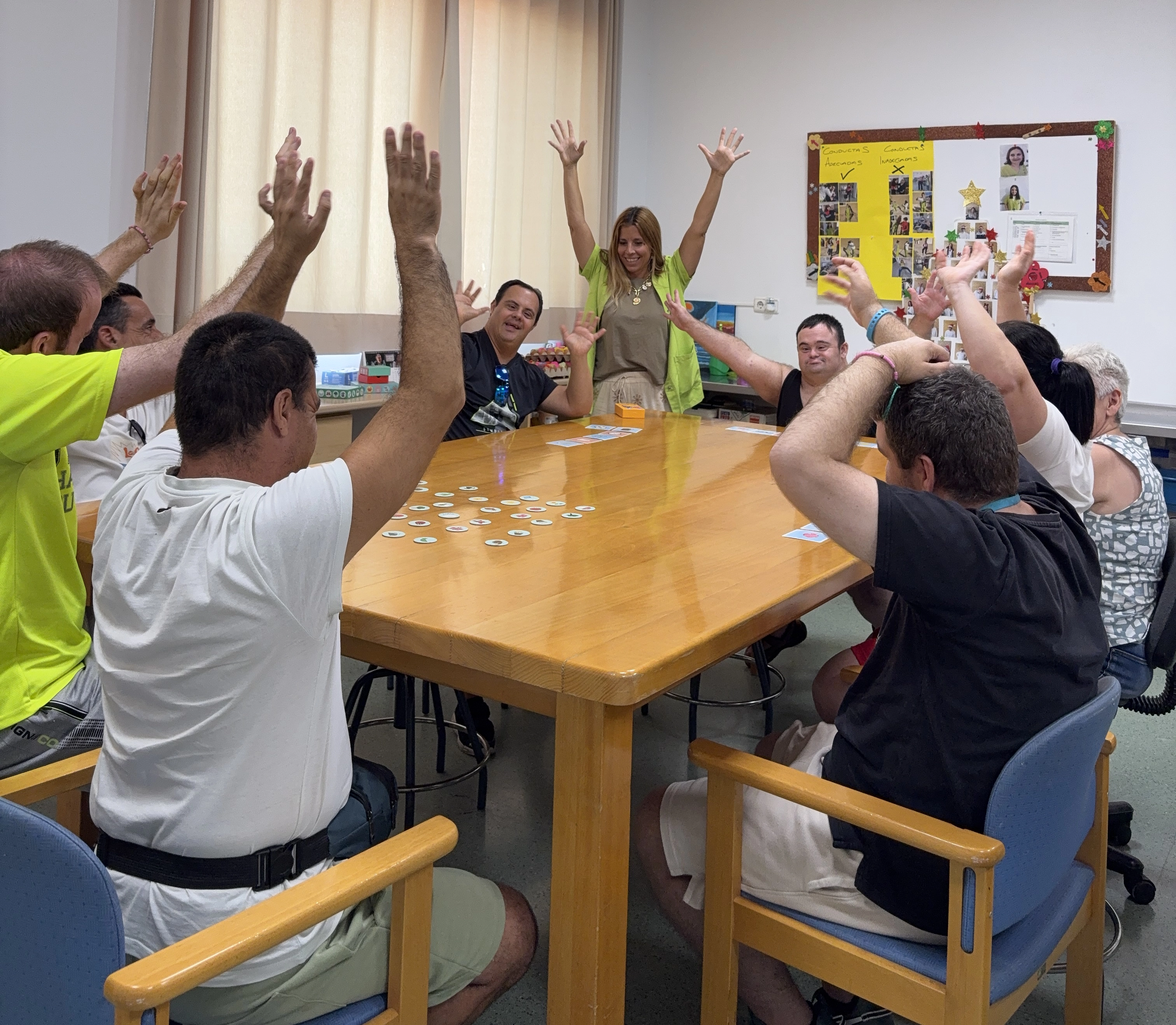 Personas usuarias participan en una dinámica grupal de estimulación.