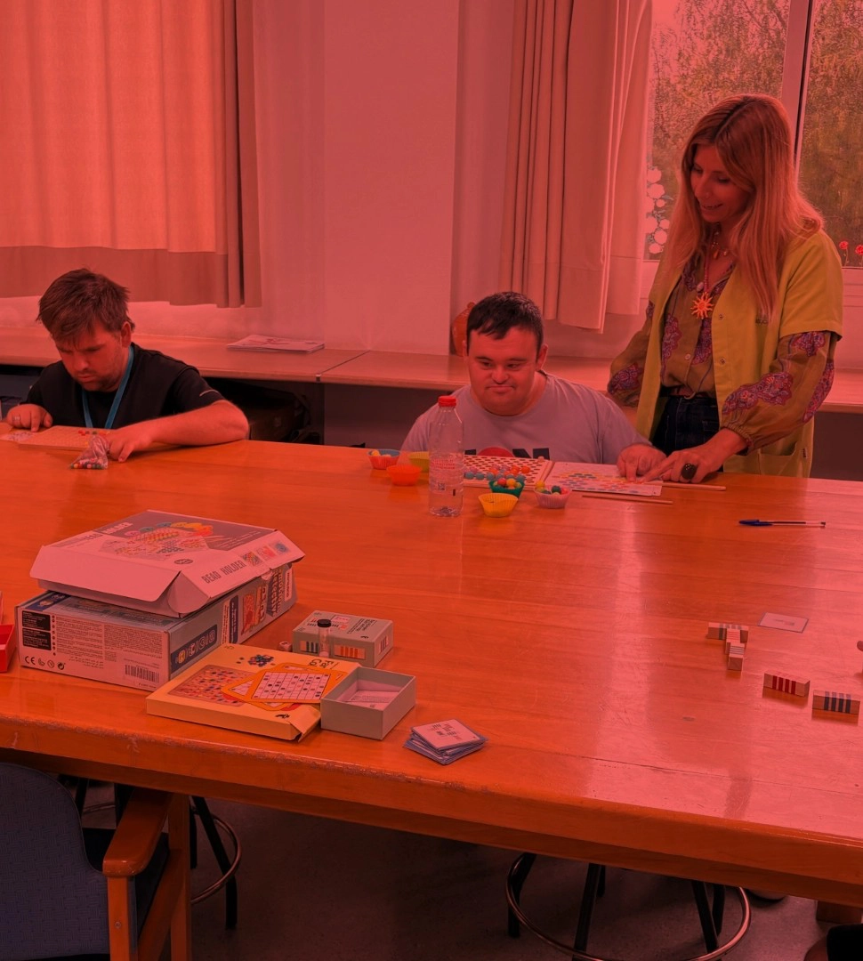 Personas participando en una actividad con juegos de mesa.